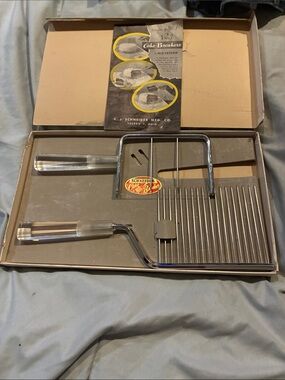 Schneider Chrome and Clear Cake Slicer with Handle Accents